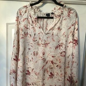 High / Low long sleeved blouse with v-neck front